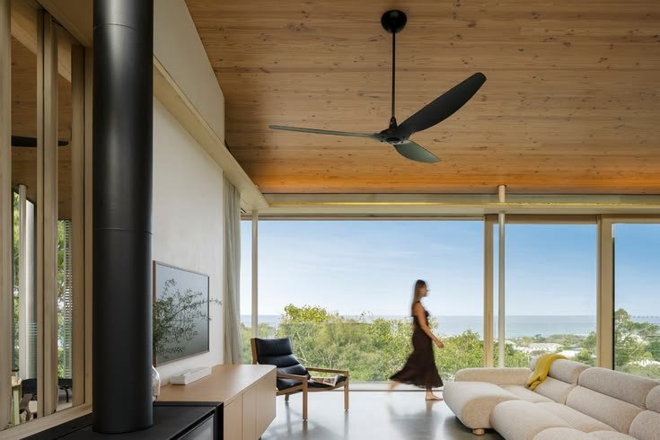 Ventilateur de plafond dans un intérieur moderne